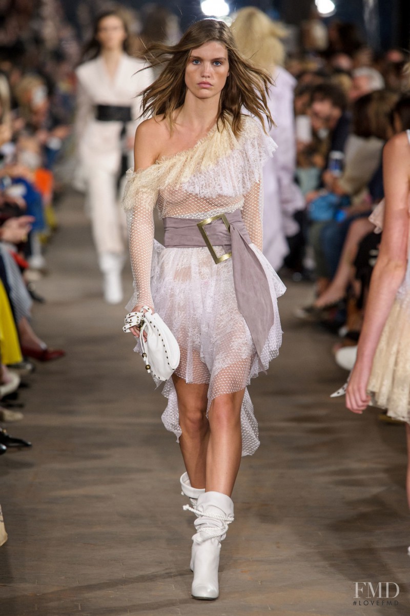 Luna Bijl featured in  the Philosophy di Lorenzo Serafini fashion show for Spring/Summer 2017