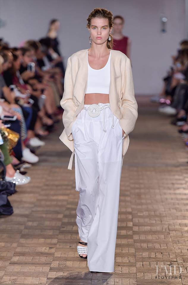 Luna Bijl featured in  the Sportmax fashion show for Spring/Summer 2017