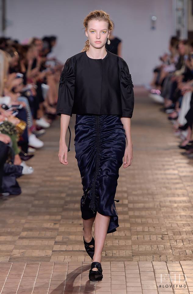 Roos Abels featured in  the Sportmax fashion show for Spring/Summer 2017