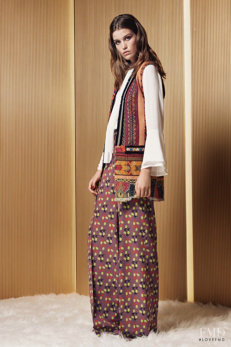 Luna Bijl featured in  the Etro fashion show for Resort 2017