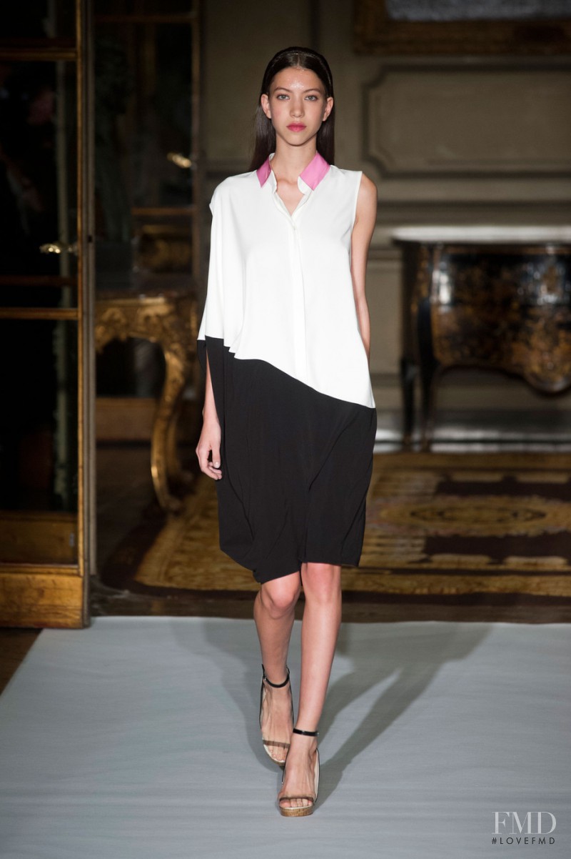 Amaya Arzuaga fashion show for Spring/Summer 2013