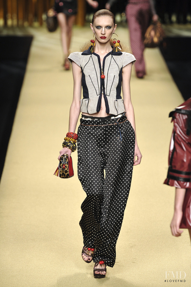 Olga Sherer featured in  the Louis Vuitton fashion show for Spring/Summer 2009
