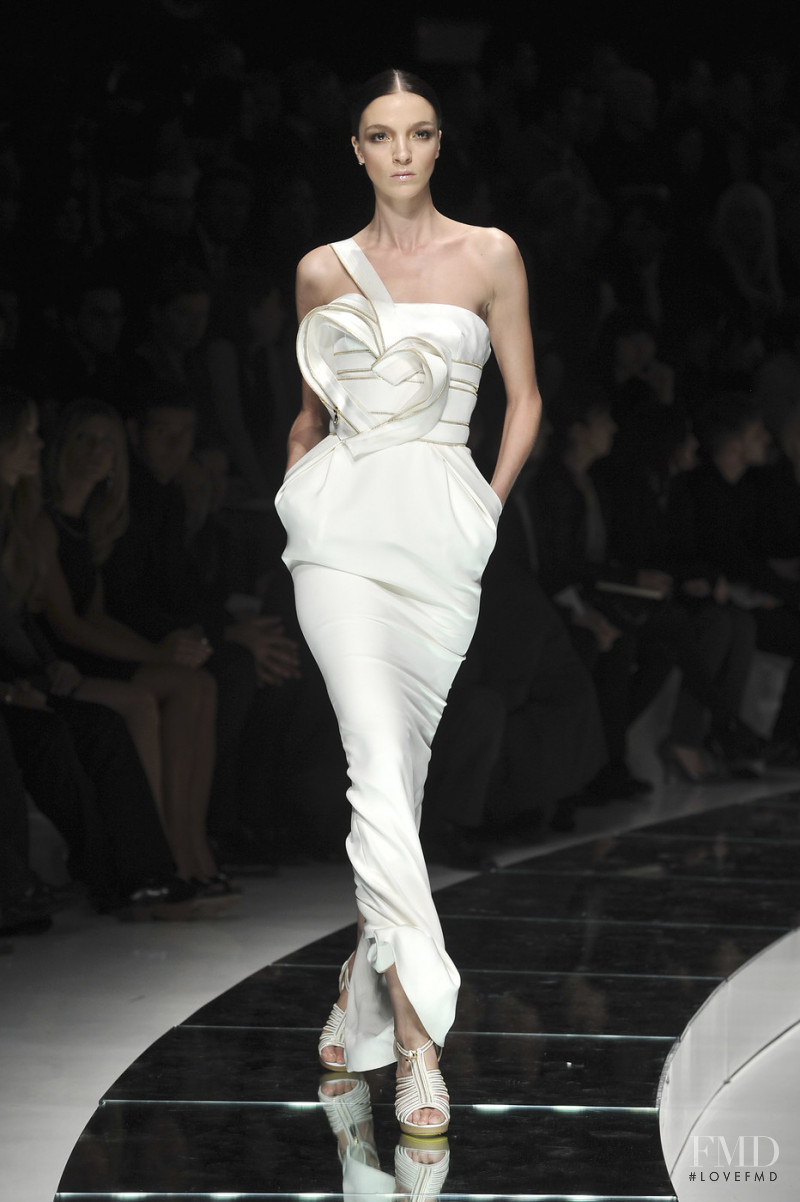 Mariacarla Boscono featured in  the Versace fashion show for Spring/Summer 2009
