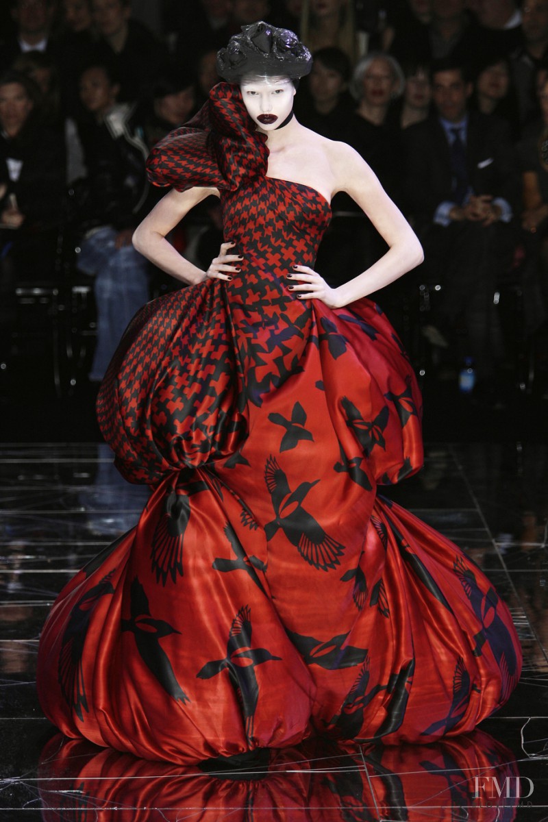 Karlie Kloss featured in  the Alexander McQueen fashion show for Autumn/Winter 2009