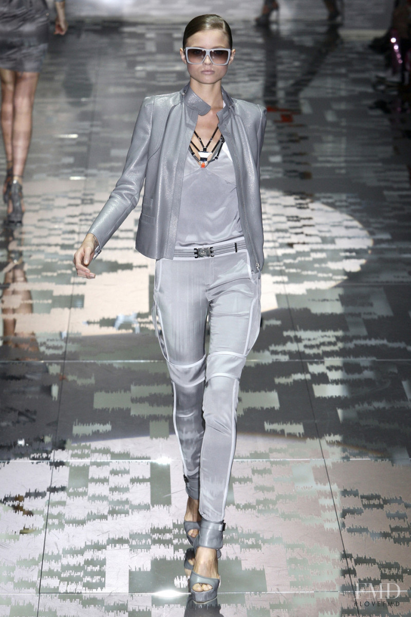 Abbey Lee Kershaw featured in  the Gucci fashion show for Spring/Summer 2010