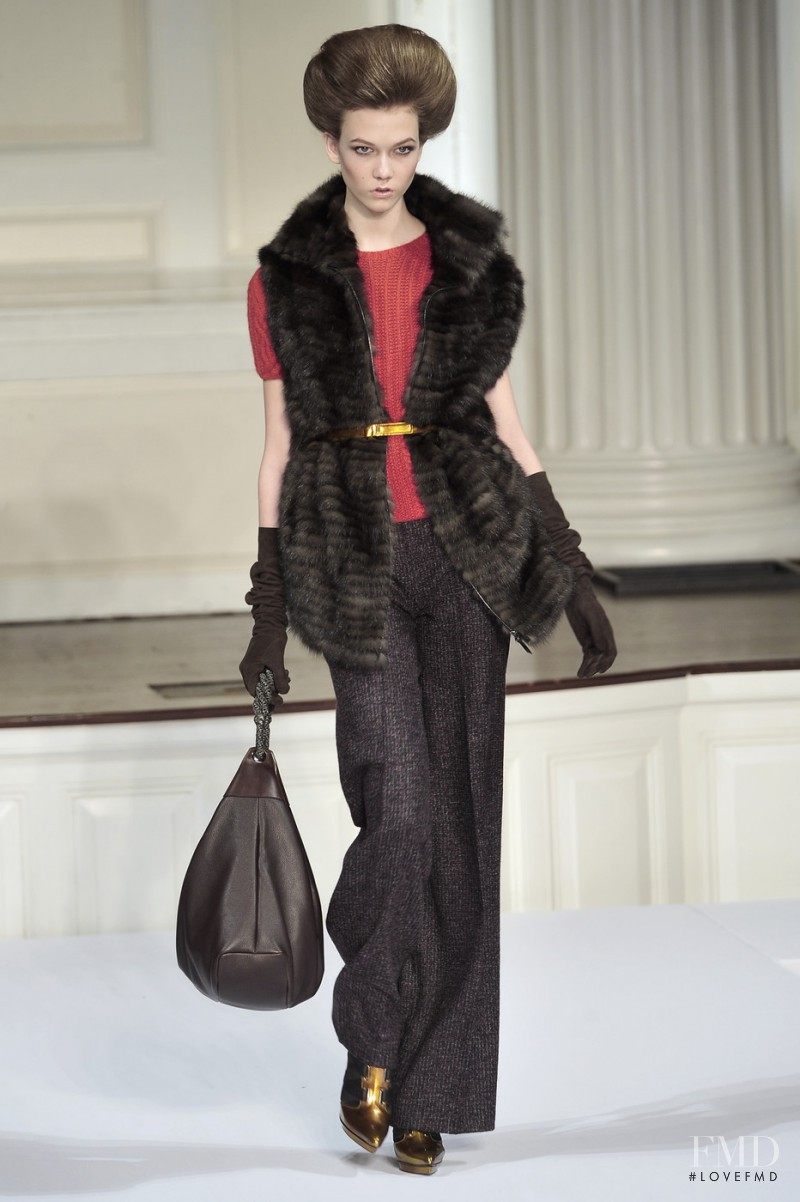 Karlie Kloss featured in  the Oscar de la Renta fashion show for Autumn/Winter 2009