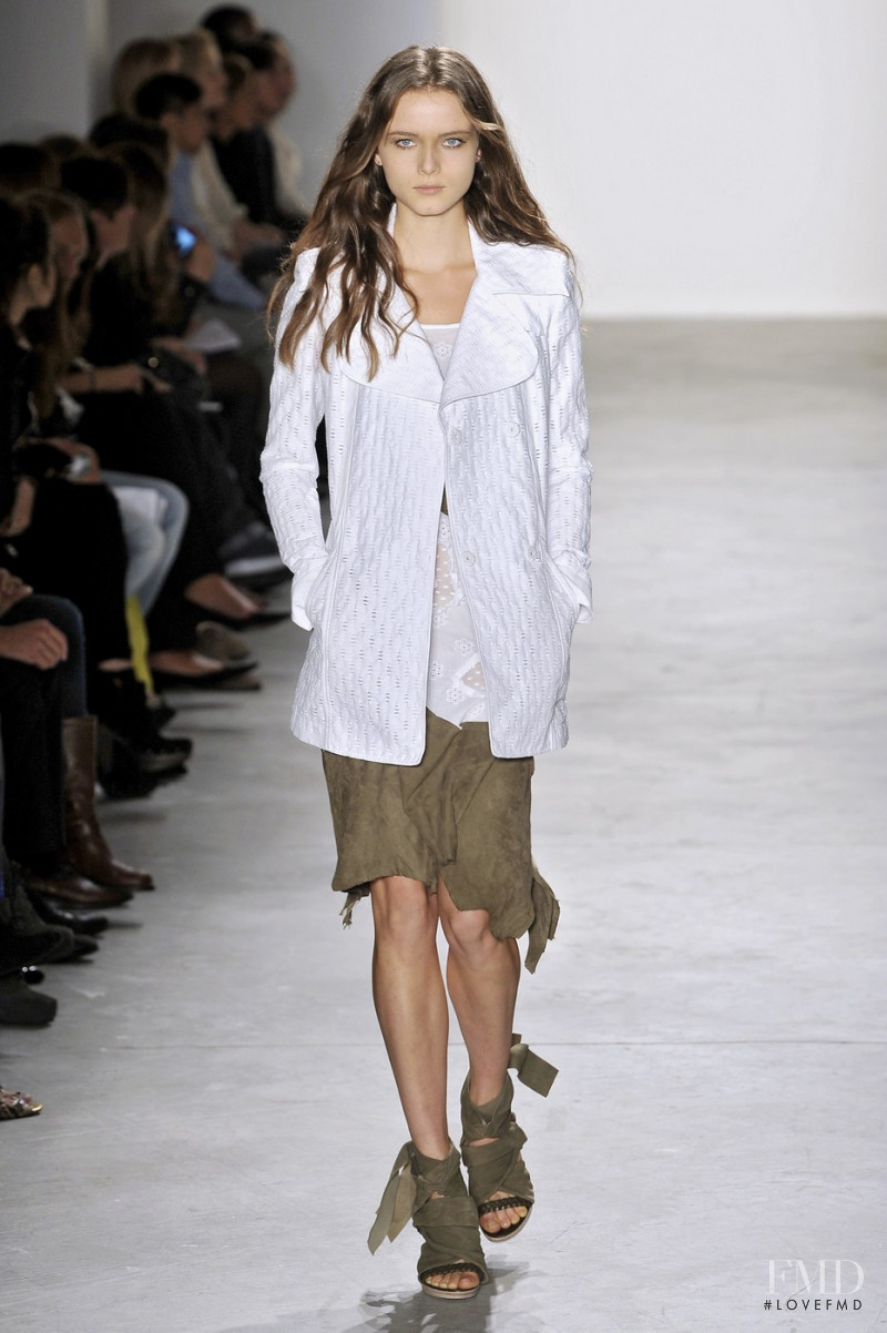 Anna de Rijk featured in  the Altuzarra fashion show for Spring/Summer 2010