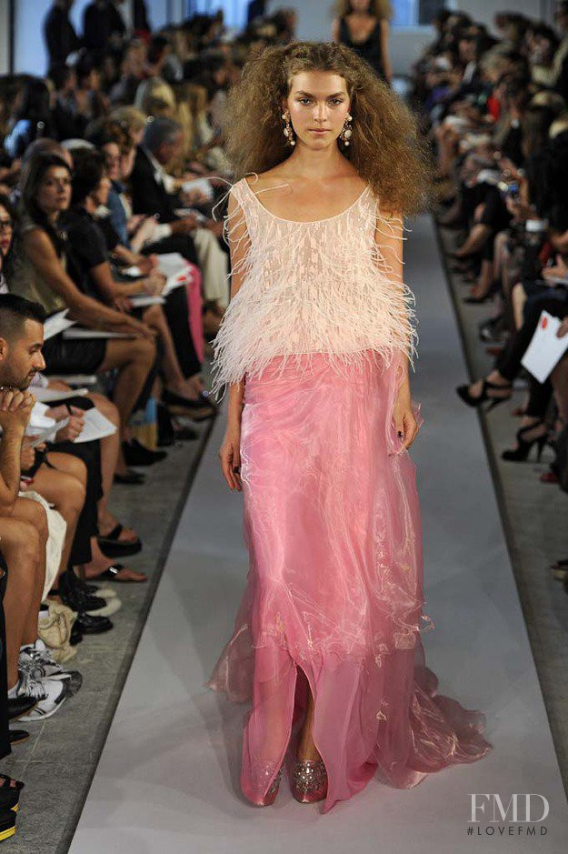 Arizona Muse featured in  the Oscar de la Renta fashion show for Spring/Summer 2012