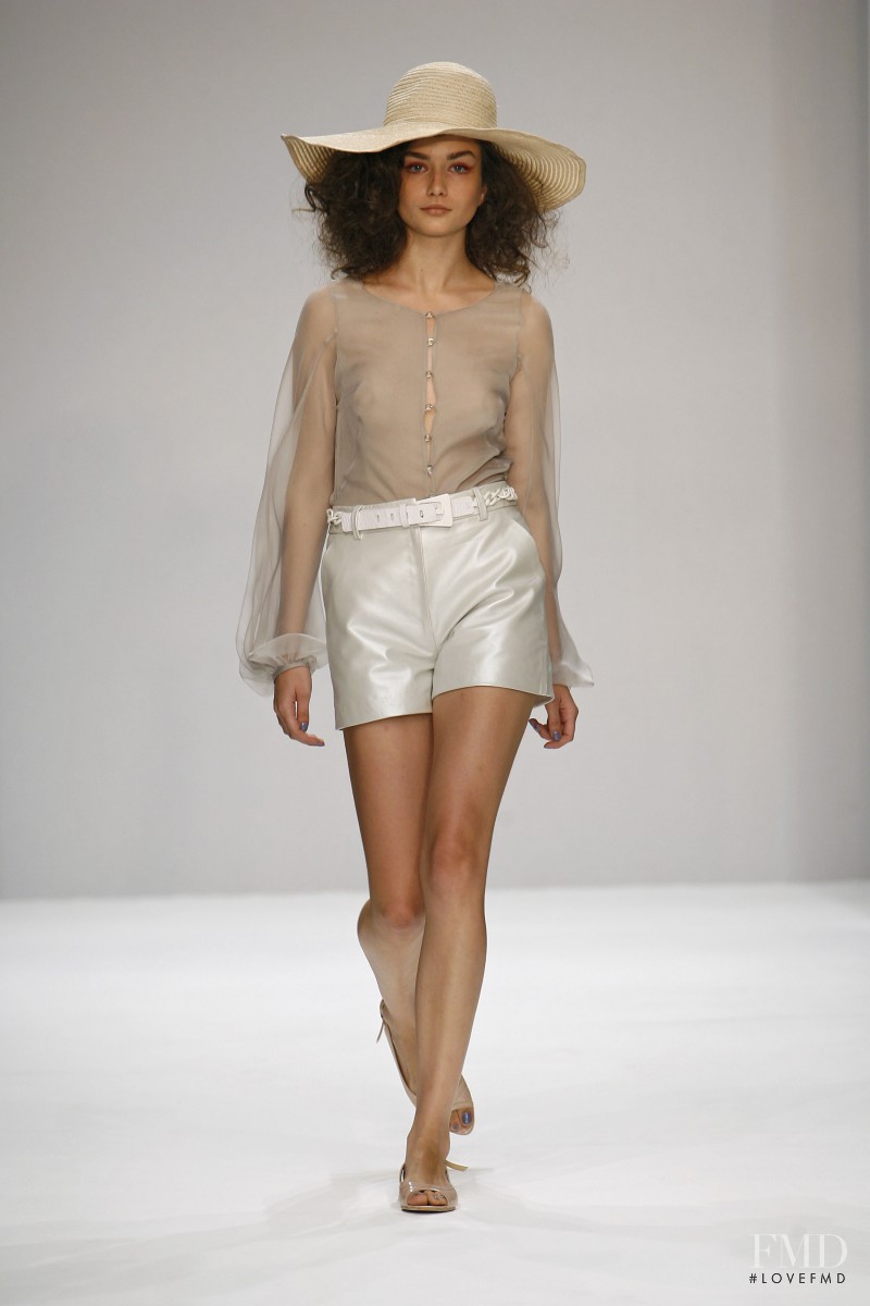 Andreea Diaconu featured in  the Ben de Lisi fashion show for Spring/Summer 2008