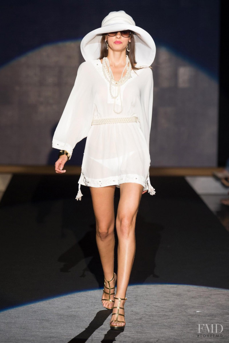 Emamó Blue Fashion Beach fashion show for Spring/Summer 2014