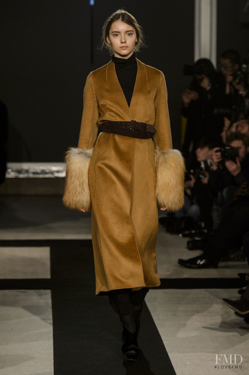 Amanda Wakeley fashion show for Autumn/Winter 2016