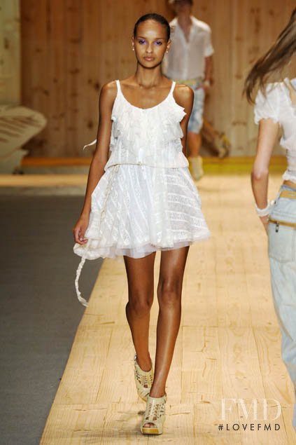 Gracie Carvalho featured in  the Colcci fashion show for Spring/Summer 2009