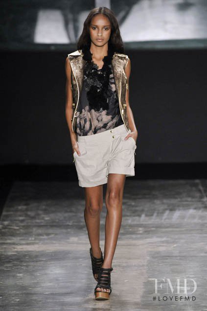 Gracie Carvalho featured in  the Ellus fashion show for Spring/Summer 2009