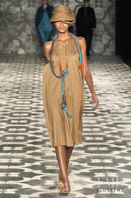 Gracie Carvalho featured in  the Maria Bonita fashion show for Spring/Summer 2009