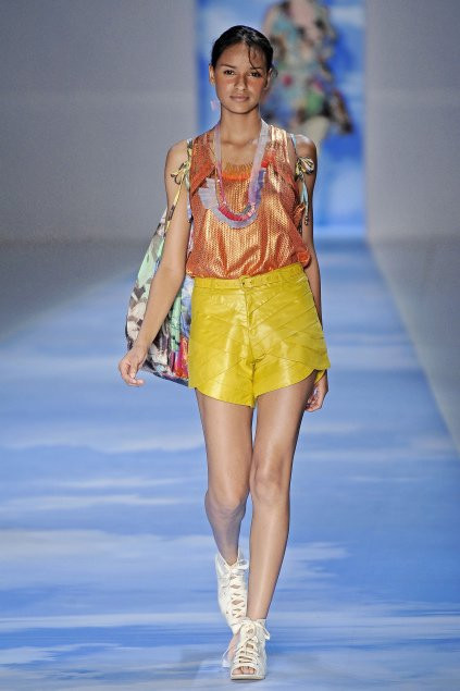 Gracie Carvalho featured in  the Cantï¿½o fashion show for Spring/Summer 2011