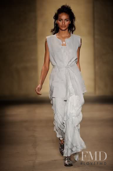 Gracie Carvalho featured in  the Graï¿½a Ottoni fashion show for Spring/Summer 2011