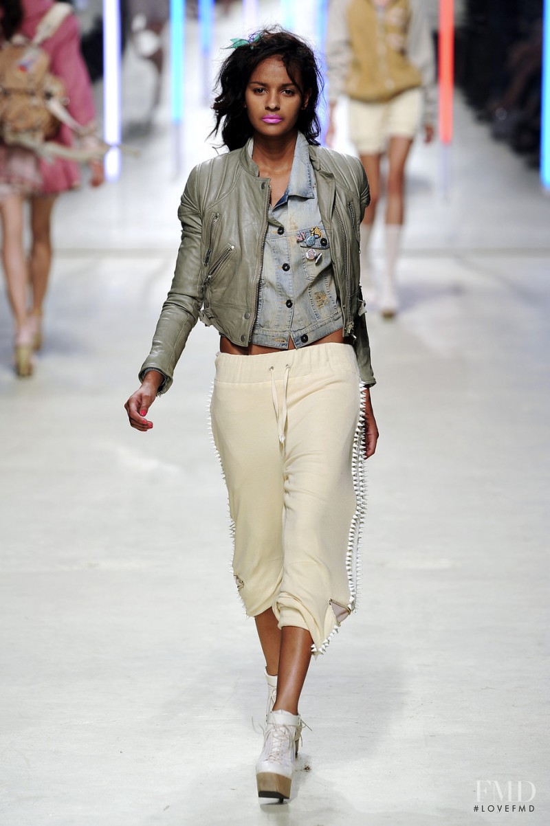 Gracie Carvalho featured in  the Topshop fashion show for Spring/Summer 2010