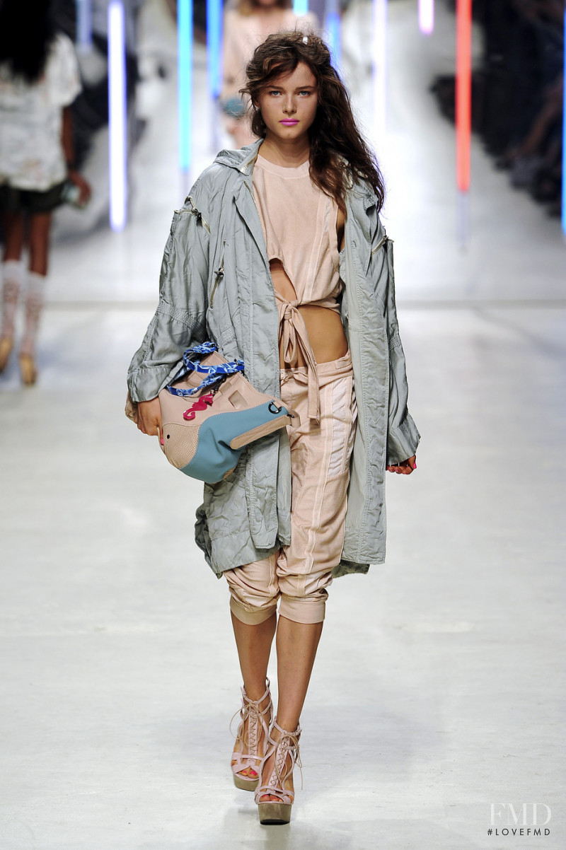 Anna de Rijk featured in  the Topshop fashion show for Spring/Summer 2010