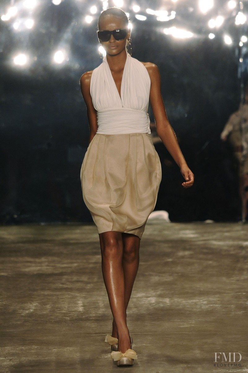 Gracie Carvalho featured in  the Graï¿½a Ottoni fashion show for Spring/Summer 2010