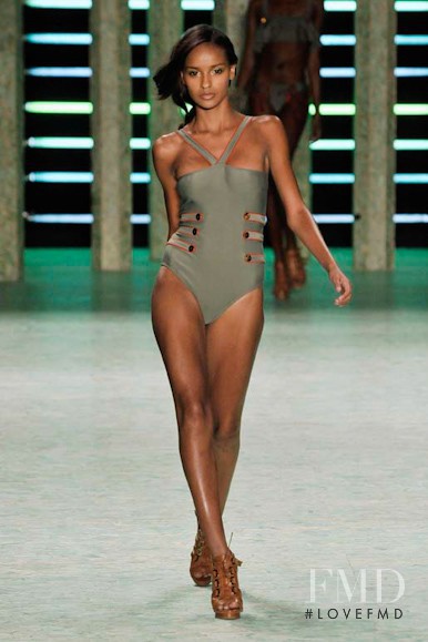 Gracie Carvalho featured in  the Movimento fashion show for Spring/Summer 2009