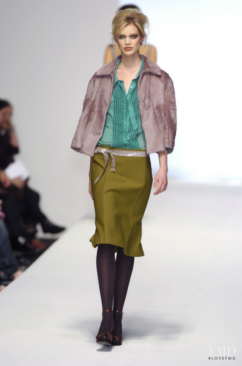 Rianne ten Haken featured in  the Alberta Ferretti fashion show for Autumn/Winter 2004