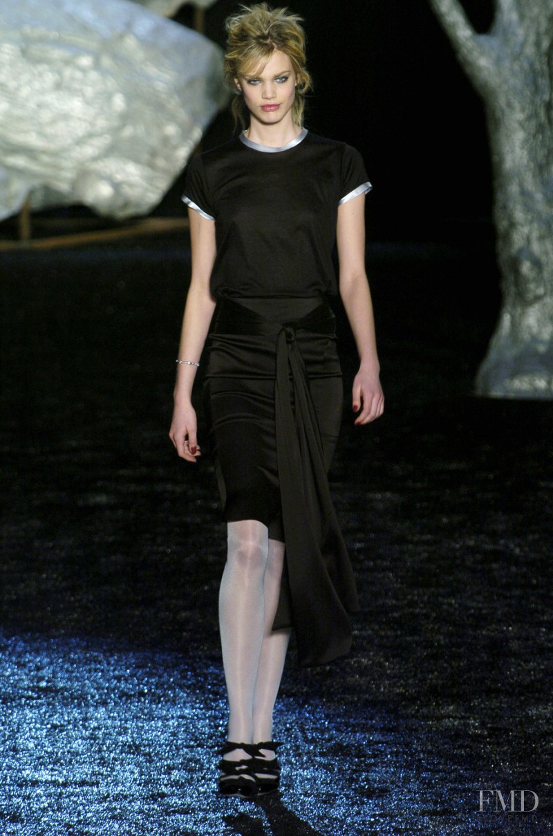 Rianne ten Haken featured in  the Zac Posen fashion show for Autumn/Winter 2004