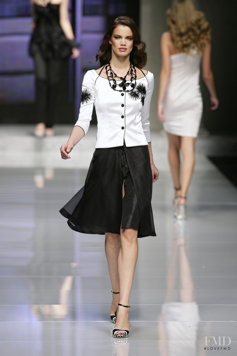 Rianne ten Haken featured in  the roccobarocco fashion show for Spring/Summer 2009
