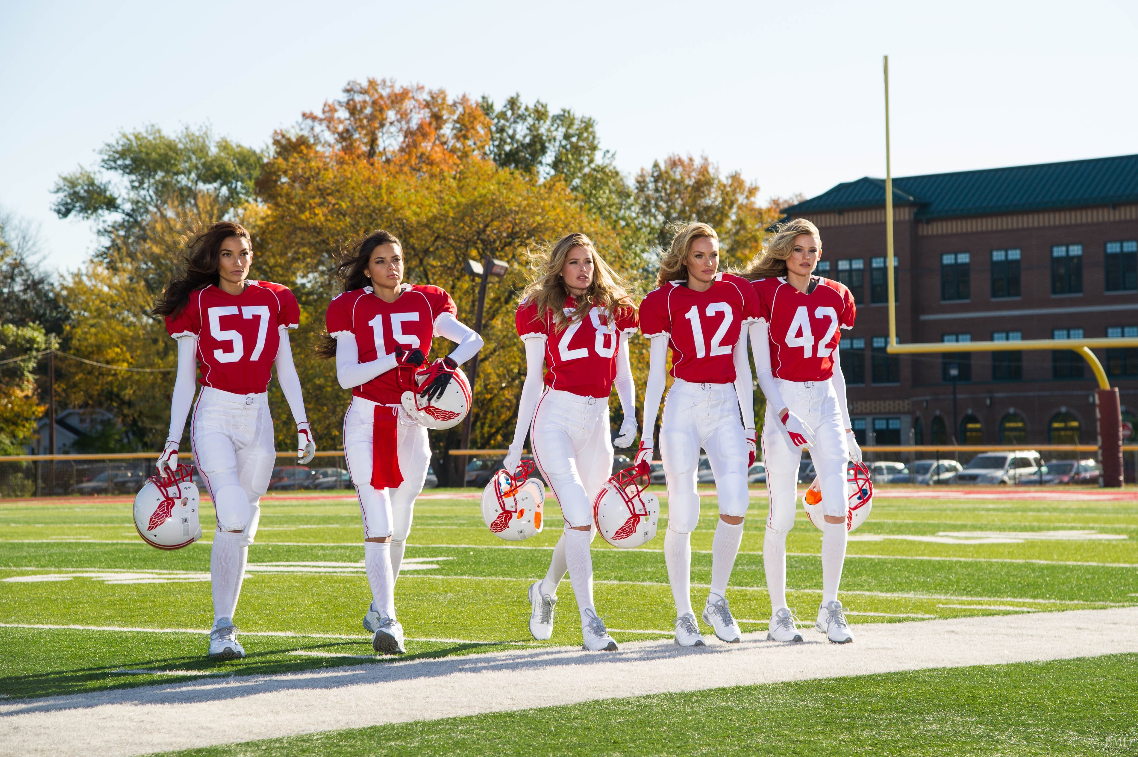Большие девочки 05.04 2024 кто. Спортивная одежда. Женский американский футбол. Футбольная форма для девочек.
