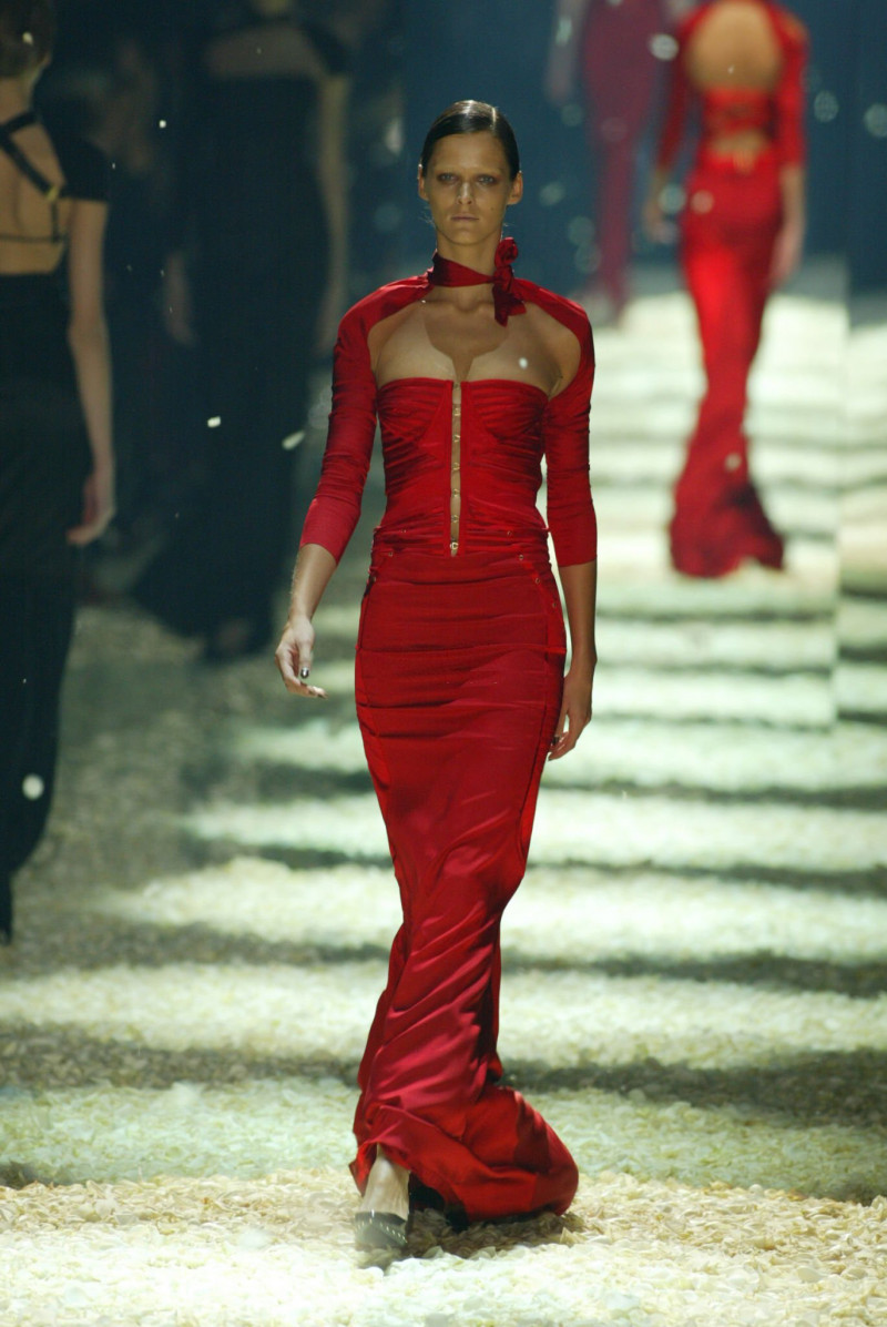 Carmen Kass featured in  the Gucci fashion show for Autumn/Winter 2003