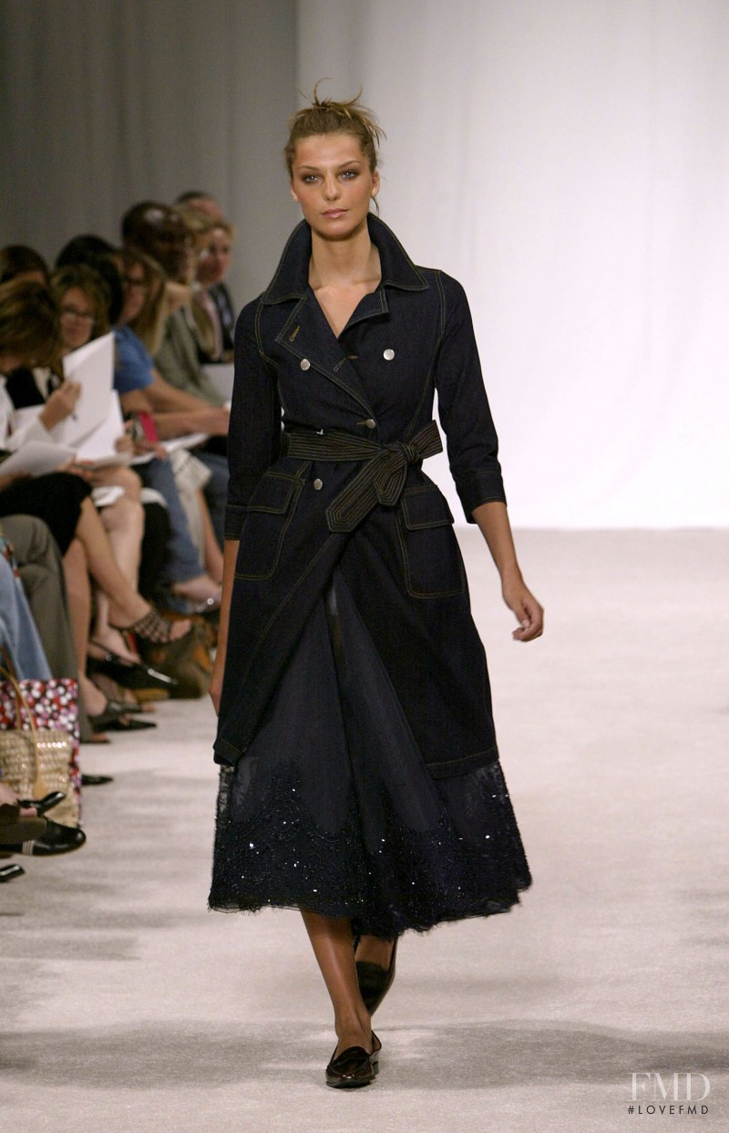 Daria Werbowy featured in  the Isaac Mizrahi fashion show for Autumn/Winter 2004