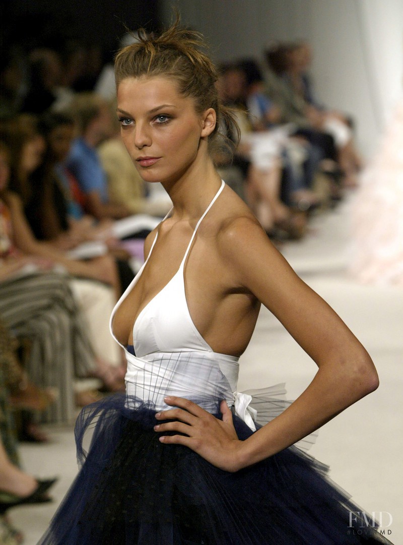 Daria Werbowy featured in  the Isaac Mizrahi fashion show for Autumn/Winter 2004