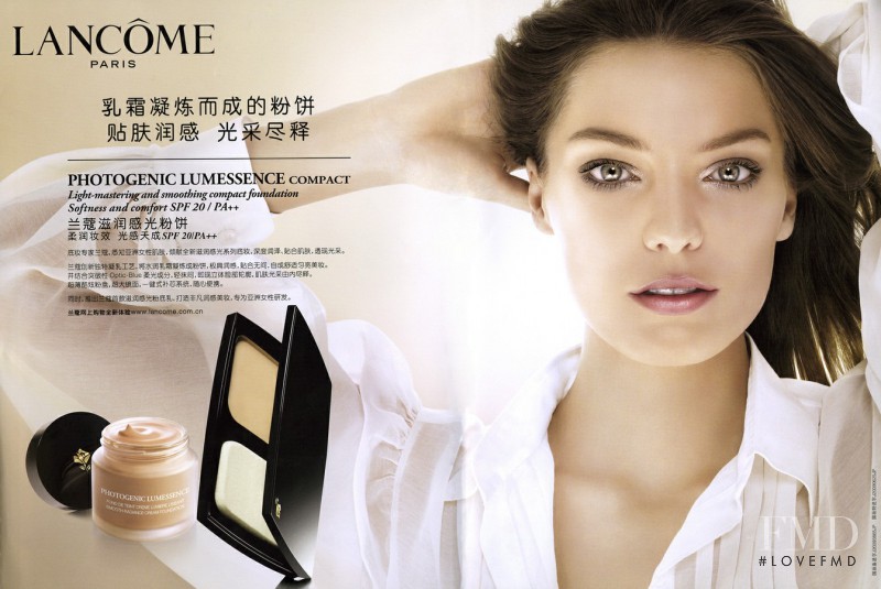 Daria Werbowy featured in  the Lancome Photogenic Luminesence Compact advertisement for Spring 2009