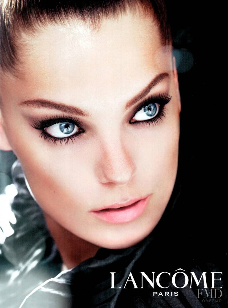 Daria Werbowy featured in  the Lancome Oscillation mascara advertisement for Fall 2008