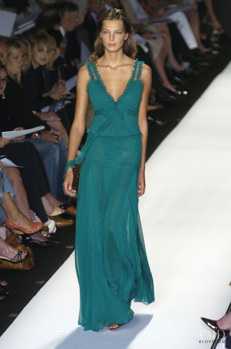 Daria Werbowy featured in  the Carolina Herrera fashion show for Spring/Summer 2005