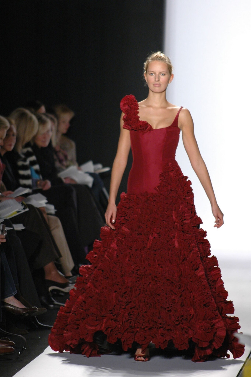 Karolina Kurkova featured in  the Oscar de la Renta fashion show for Autumn/Winter 2005