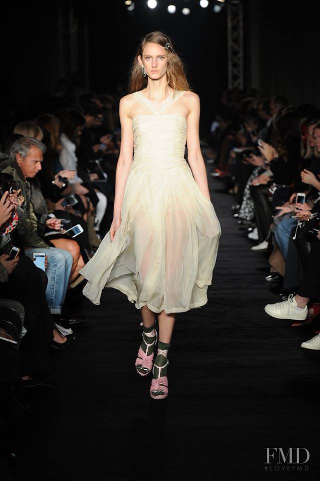 Sarah Berger featured in  the N° 21 fashion show for Autumn/Winter 2017