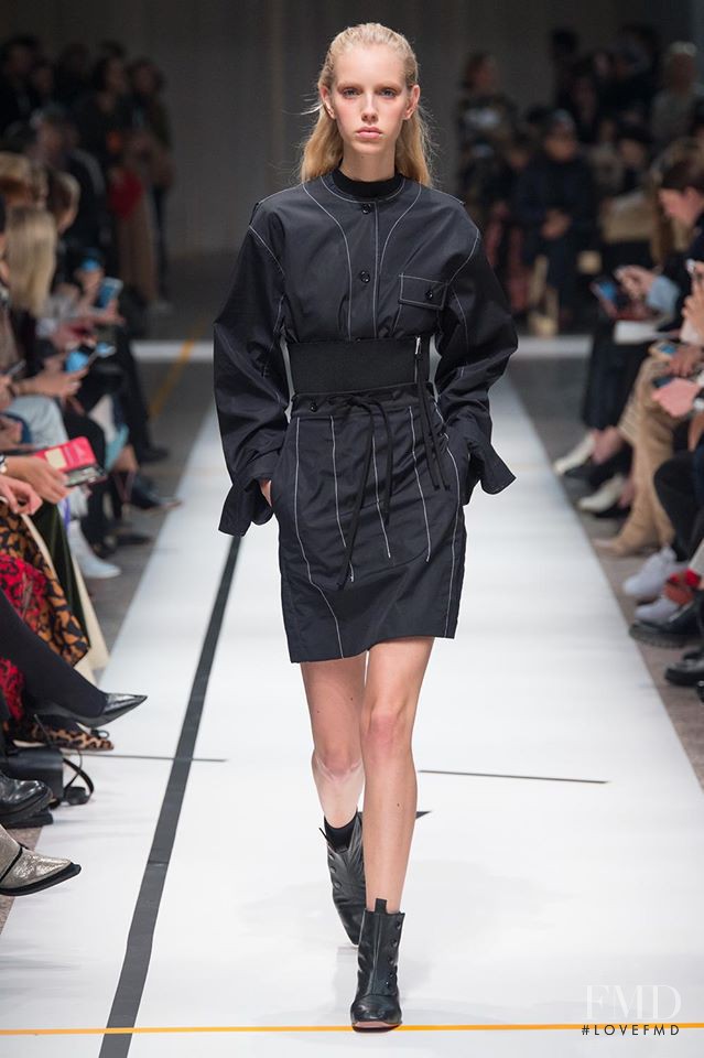 Jessie Bloemendaal featured in  the Sportmax fashion show for Autumn/Winter 2017