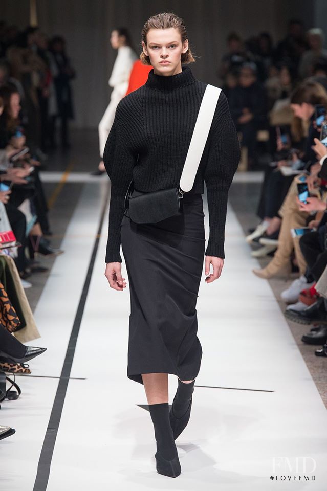 Cara Taylor featured in  the Sportmax fashion show for Autumn/Winter 2017