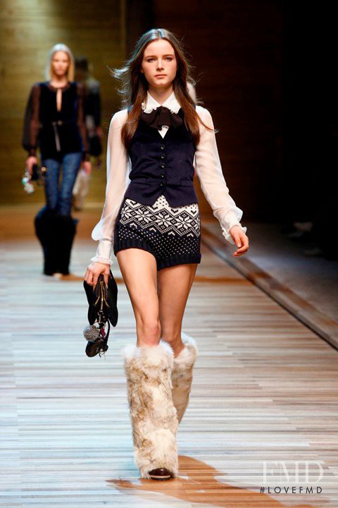 Anna de Rijk featured in  the D&G fashion show for Autumn/Winter 2010