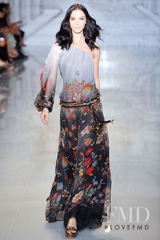 Mariacarla Boscono featured in  the Gucci fashion show for Resort 2009