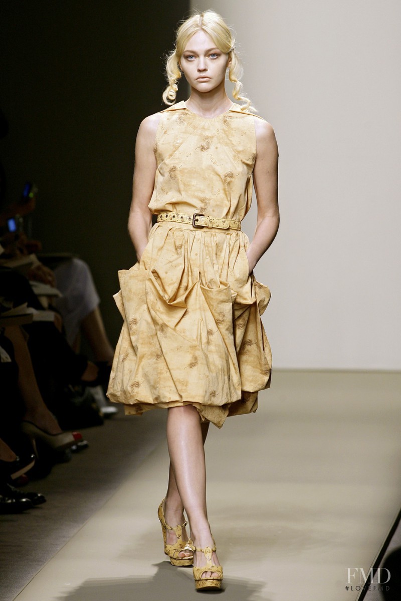 Sasha Pivovarova featured in  the Bottega Veneta fashion show for Spring/Summer 2009