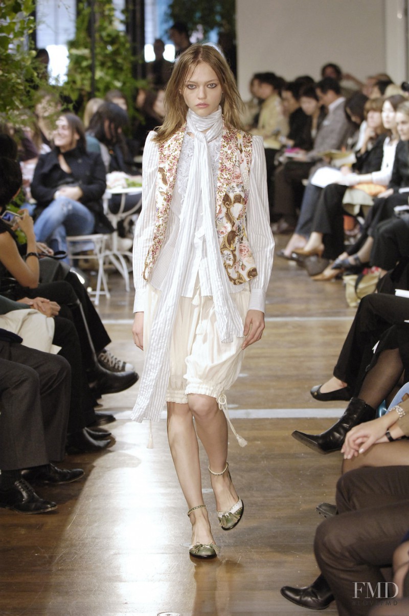 Sasha Pivovarova featured in  the Atsuro Tayama fashion show for Spring/Summer 2006