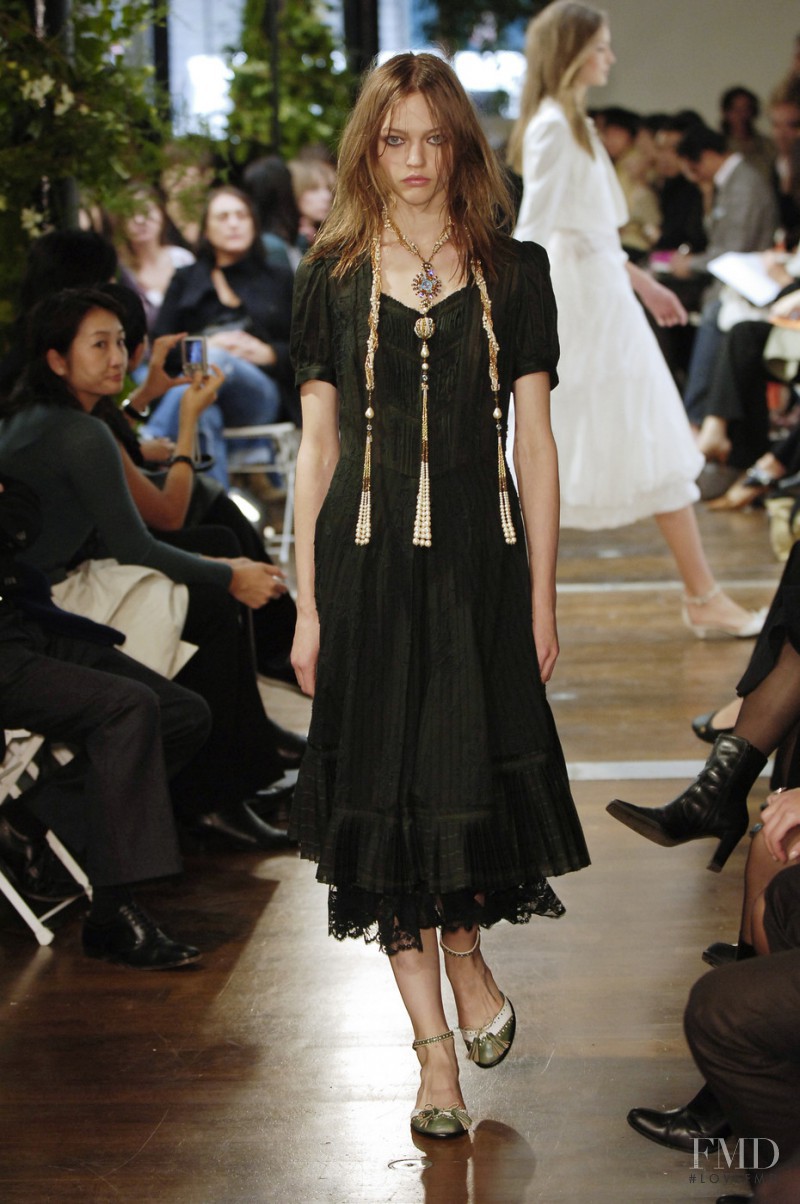 Sasha Pivovarova featured in  the Atsuro Tayama fashion show for Spring/Summer 2006