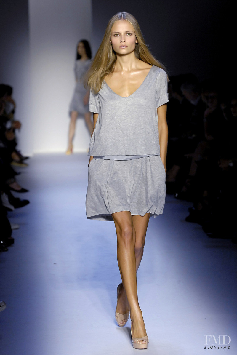 Natasha Poly featured in  the Pringle of Scotland fashion show for Spring/Summer 2007