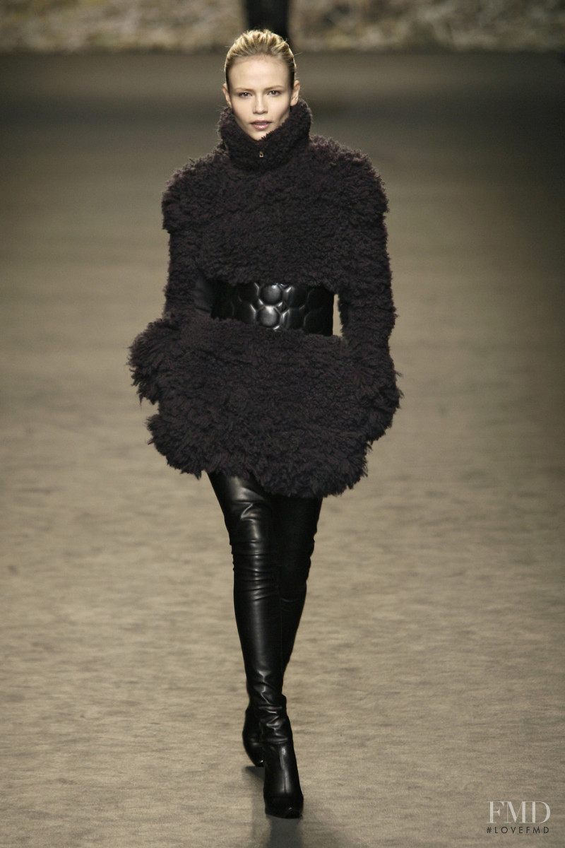 Natasha Poly featured in  the Stella McCartney fashion show for Autumn/Winter 2009