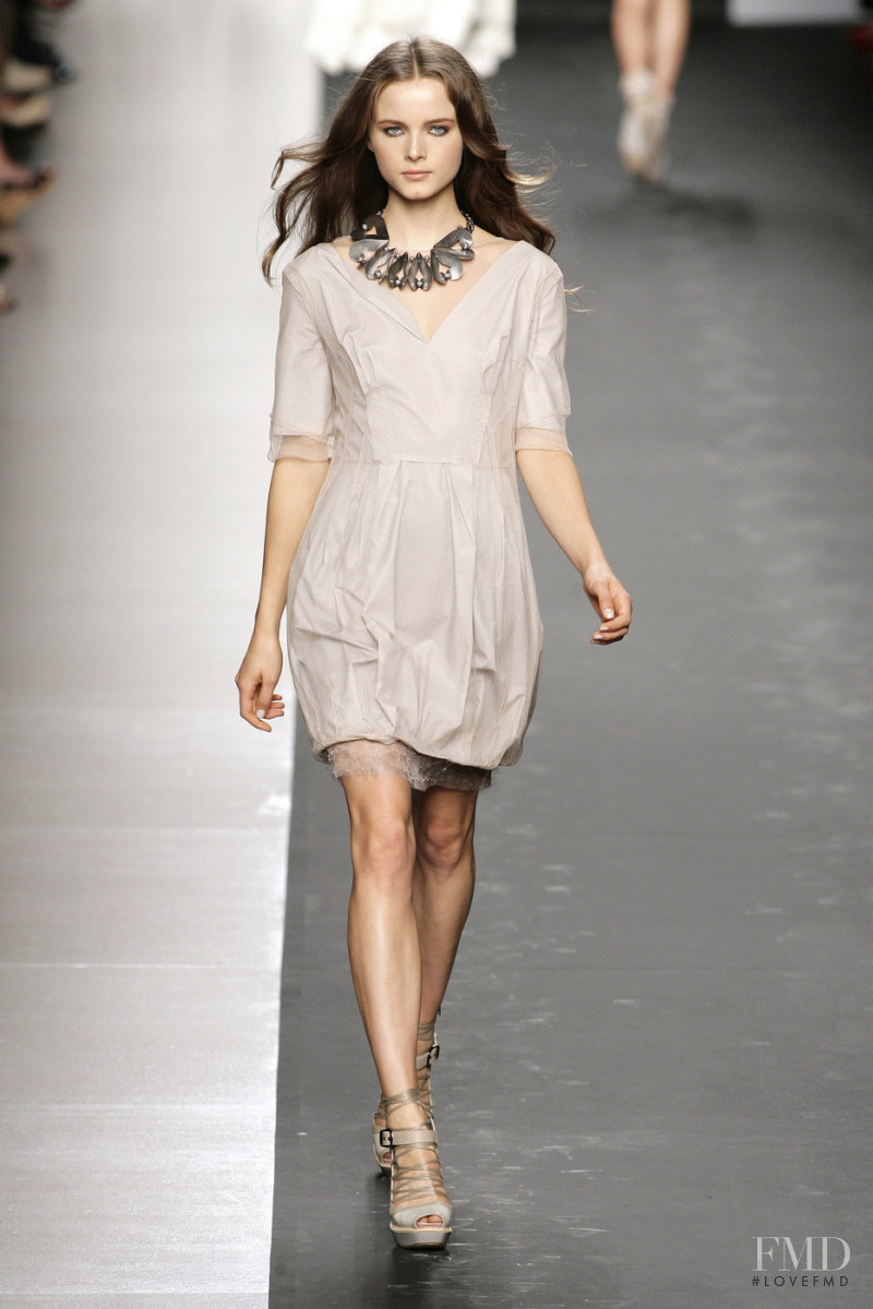 Anna de Rijk featured in  the Sportmax fashion show for Spring/Summer 2010