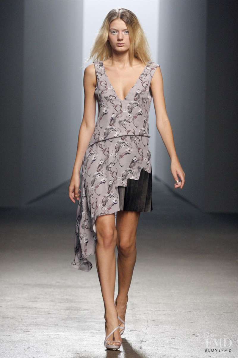 Bregje Heinen featured in  the Cushnie Et Ochs fashion show for Spring/Summer 2011