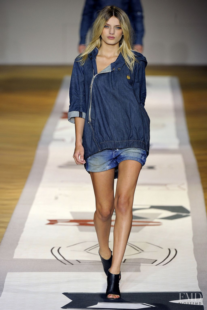 Bregje Heinen featured in  the G-Star fashion show for Spring/Summer 2011