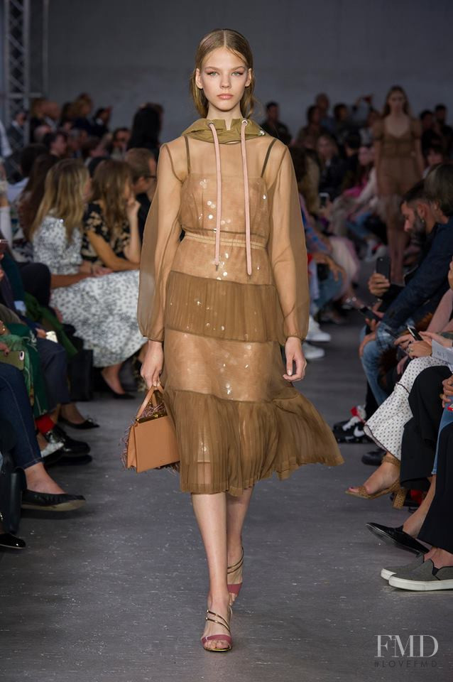 Maryna Horda featured in  the N° 21 fashion show for Spring/Summer 2018