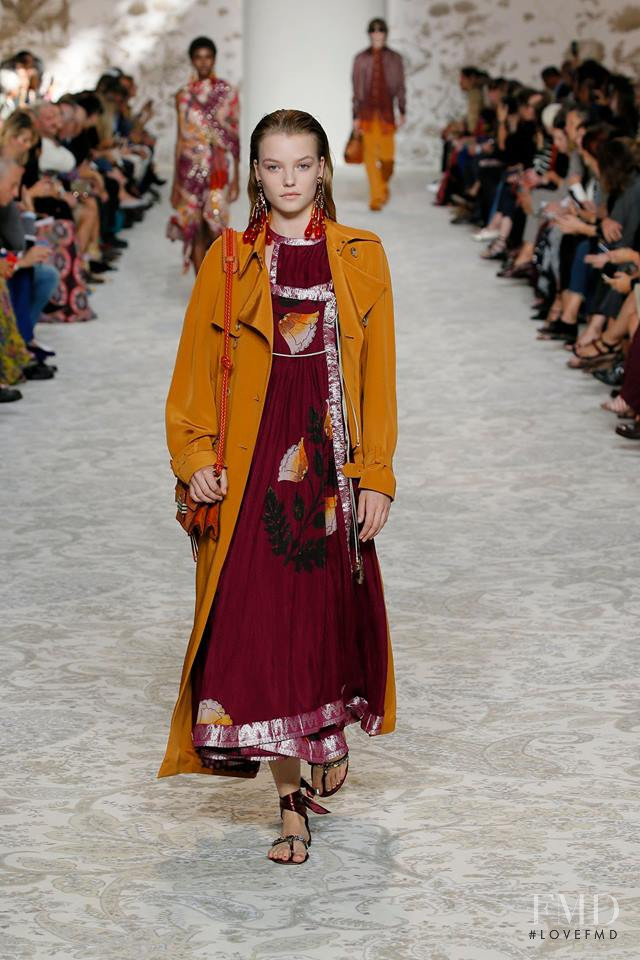 Roos Abels featured in  the Etro fashion show for Spring/Summer 2018